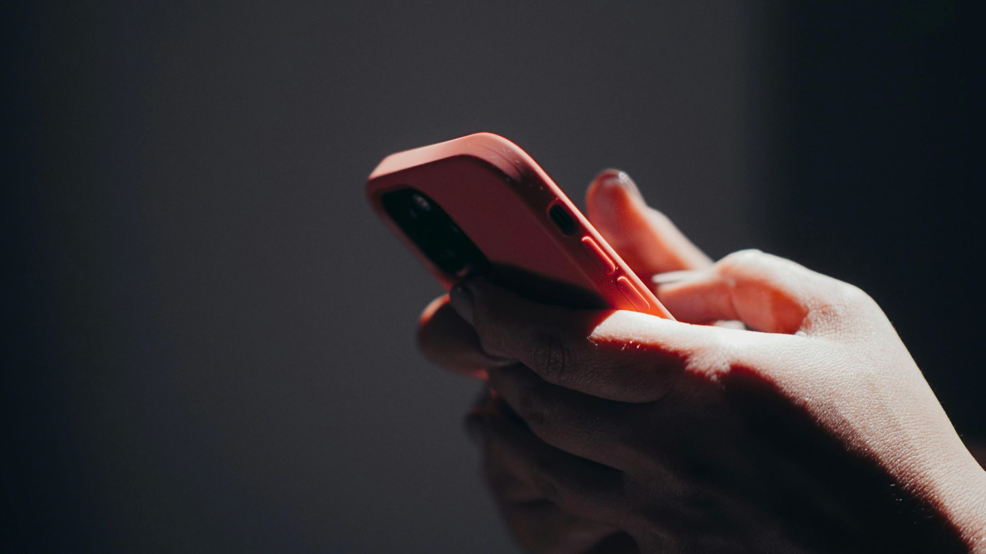 A girl reading trending headlines on Baddienews website on her phone